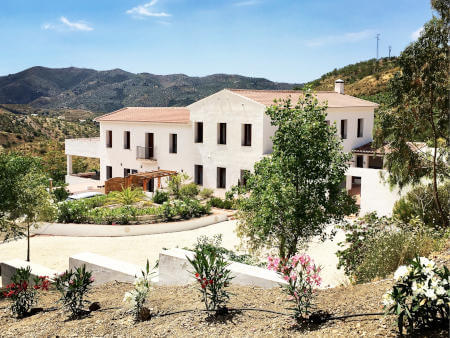 Foto von Cortijo La Zapatera Vorderansicht, ein atemberaubender ländlicher Rückzugsort zum Verkauf mit Land in der Nähe von Canillas de Aceituno