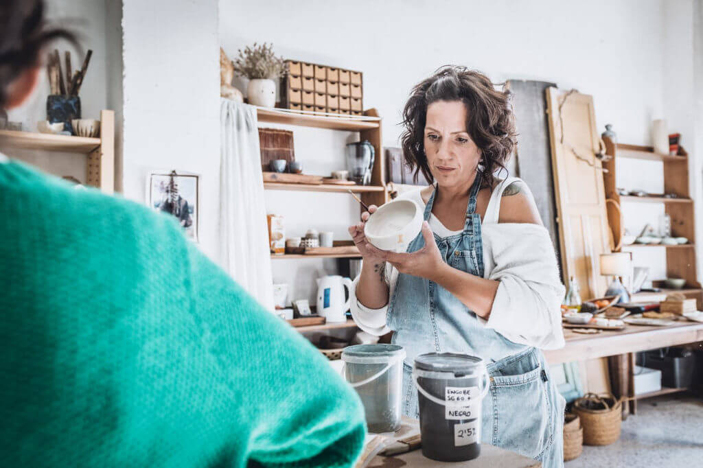 Bemalen von Keramik in der Werkstatt in Canillas de Aceituno