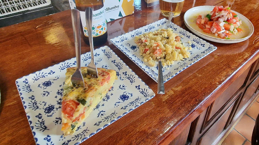 3 Tapas auf der Theke einer Bar