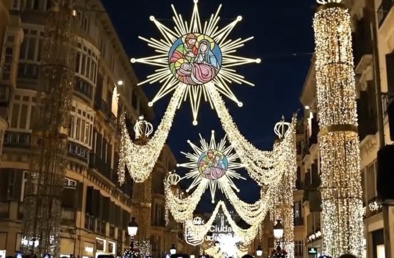 Weihnachtsbeleuchtung in Málaga 2025 auf der Hauptstraße bei Nacht