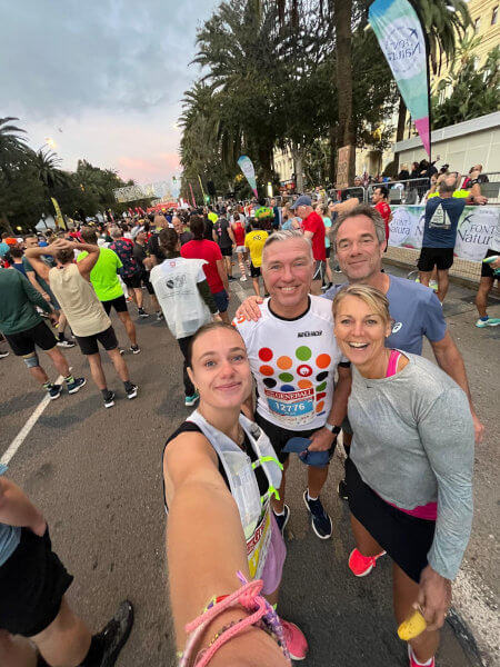 Läufer des Malaga Halbmarathons machen ein Selfie