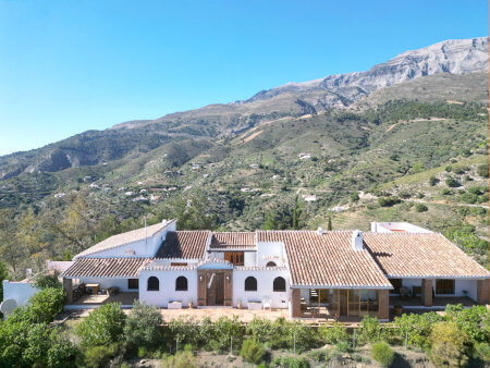 Foto des schönen Landhauses Casa Cuatro Vientos im spanischen Cortijo-Stil bei Sedella in der Axarquía